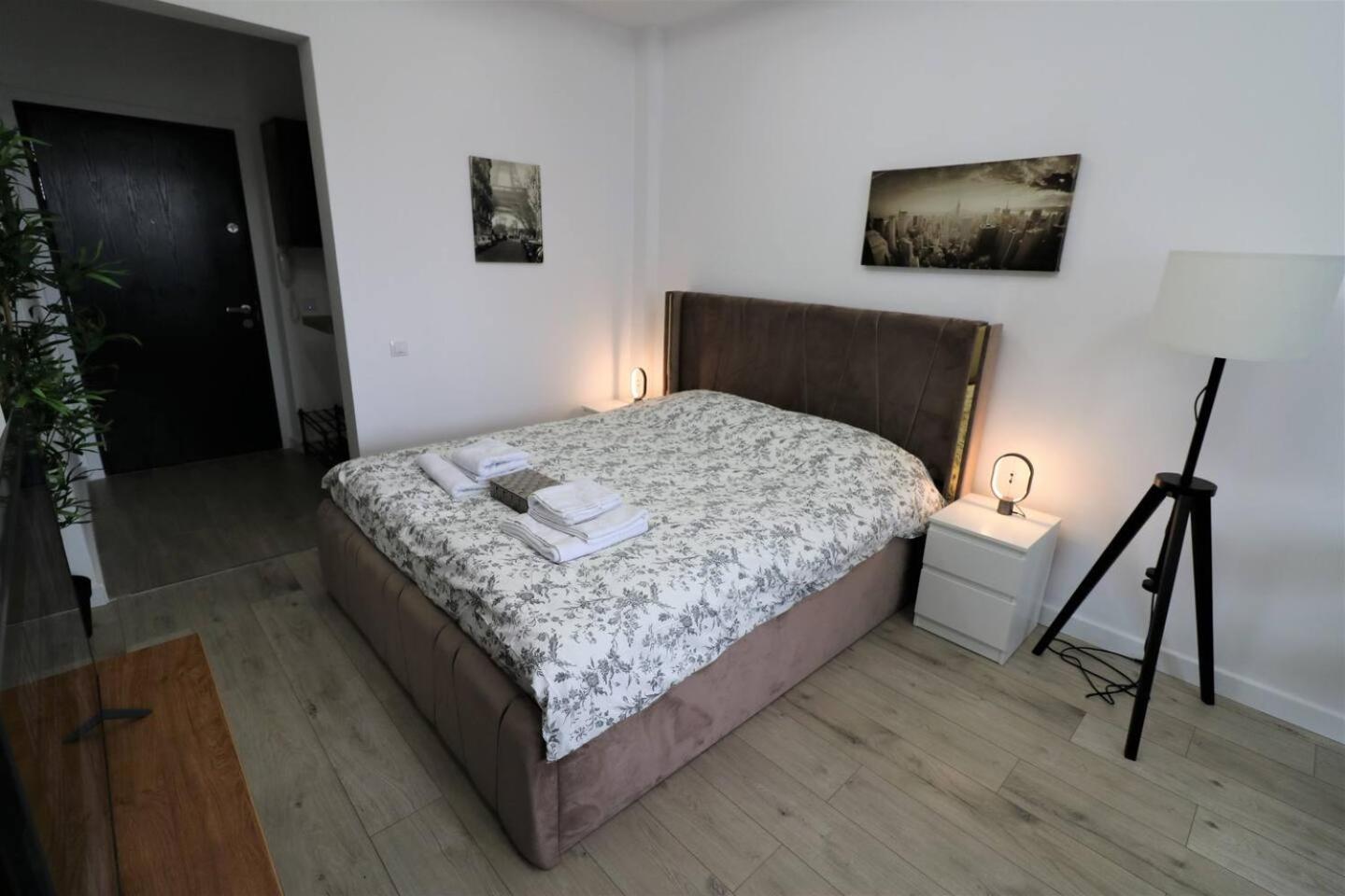 Charming City Center Apartment - Free Minibar Bucharest Exterior photo